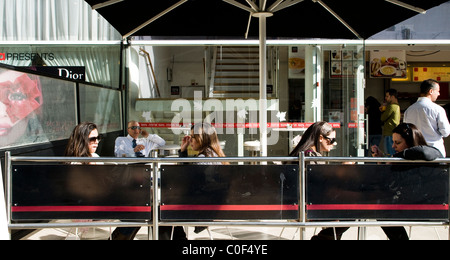 Les Israéliens aiment à s'asseoir dans les cafés et socialiser. Banque D'Images