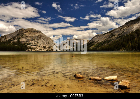 Réunissant plus de nuages Lac Tenaya, Yosemite National Park, Californie Banque D'Images