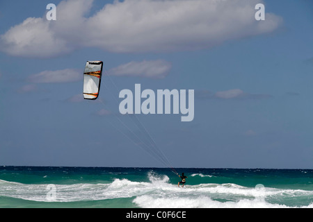 Kite surfer à Playa del Este, Santa Maria del Mar, près de La Havane Cuba Banque D'Images