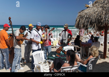 Fils musiciens à Playa del Este , Santa Maria del Mar, près de La Havane Cuba Banque D'Images