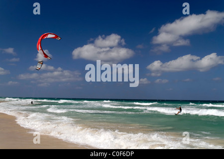 Kite surfer à Playa del Este près de La Havane Cuba Banque D'Images