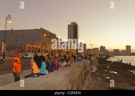 Malecon, promenade au coucher du soleil, La Havane Vieja, Cuba Banque D'Images