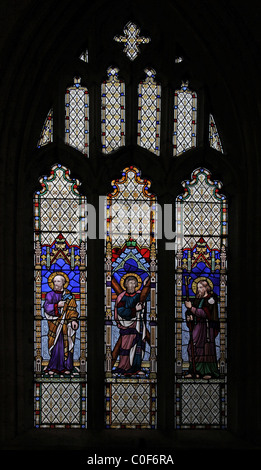 Un vitrail représentant des saints Apôtres Pierre, André et Thomas, l'église de bataille, Shropshire Banque D'Images