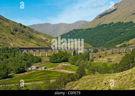 Les chemins de fer exploités sur la côte ouest de train à vapeur traversant le viaduc de Glenfinnan sur le retour de Mallaig à Fort William en Ecosse Banque D'Images