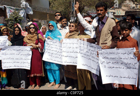 Les militants de la Ligue musulmane- comme groupe de Même Esprit protestent contre le ministre de l'intérieur du Sindh, Zulfiqar Mirza pendant une demonstrat Banque D'Images