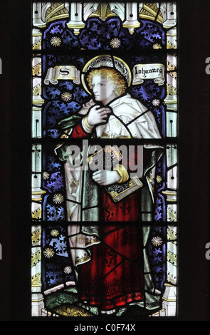 Une vitrail de C E Kempe & Co. Représentant l'évangéliste St John au Crucifixion.Église Saint-Jean-Baptiste, North Luffenham, Rutland Banque D'Images