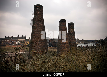 Ancien four de la poterie redondant et cheminées des usines à Stoke-on-Trent, Staffordshire, Royaume-Uni Banque D'Images