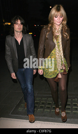 Mischa Barton et son petit ami Taylor Locke arrivant à son hôtel à 9h00. Mischa avait alors un rapide changement de vêtements et Banque D'Images