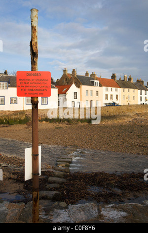 Marée montante le Signe de danger d'Anstruther Fife Ecosse Banque D'Images