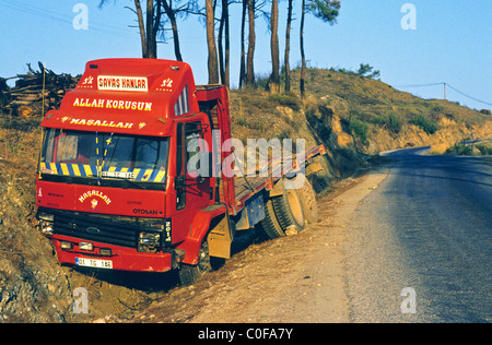 La sécurité routière pendant les vacances peuvent être un problème. Les normes de sécurité peuvent être un problème ce camion a été l'un des six sur un tronçon de route. Banque D'Images