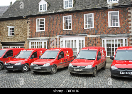 Une ligne de Royal Mail cars stationné à l'extérieur d'un bâtiment historique situé dans la belle ville de Oakham, Rutland en Angleterre Banque D'Images