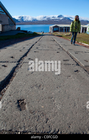 Un touriste dans la rue principale de Barentsburg, une ville minière russe dans l'archipel norvégien du Svalbard. Une fois à la maison à un Banque D'Images