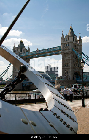 Garde-temps par Wendy Taylor & Tower Bridge, St Katherine's Dock, London, UK. Banque D'Images