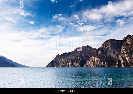 Mountain Lake Lago di Garda. Vue de Riva del Garda. Touristiques populaires, la voile et la planche à destination. Banque D'Images