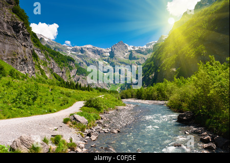 Vallée alpine idyllique avec vue rivière et sentier de randonnée dans les rayons du soleil. Sixt Fer a cheval réserve nationale, France Banque D'Images