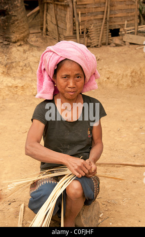 Tribal ethnique femme avec travail du rotin dans un village du nord du Laos Banque D'Images