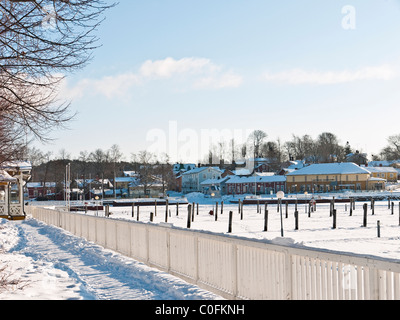 Naantali marina en neige de l'hiver avec la mer gelée, Naantali, le sud-ouest de la Finlande Banque D'Images