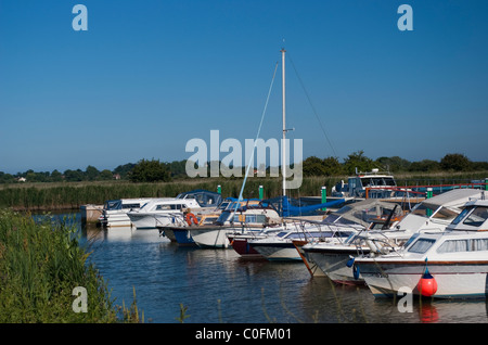 Bateaux amarrés sur Acle Staithe au large de la rivière Bure, partie de la Norfolk Broads, acle, Norfolk, Angleterre Banque D'Images