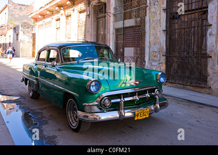 Un Américain restauré 1950 Chevrolet voiture dans une rue latérale à La Havane Cuba Banque D'Images