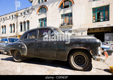 Une vieille voiture américaine des années 1950 dans une rue de La Havane Cuba Banque D'Images