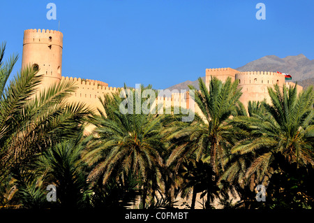 Fort Nakhal située au bord de la montagne Jebel Akhdar. Le Sultanat d'Oman. Banque D'Images