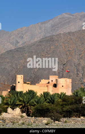 Fort Nakhal située au bord de la montagne Jebel Akhdar. Le Sultanat d'Oman. Banque D'Images