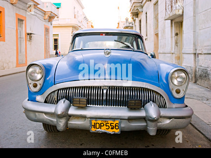 Une vieille voiture américaine des années 1950 dans une rue de La Havane Cuba Banque D'Images