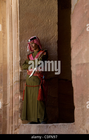 Officier des forces bédouines jordaniennes portant une hemagh keffiyeh à carreaux rouges et blancs et une ceinture de munitions traditionnelle à Petra Jordanie Banque D'Images