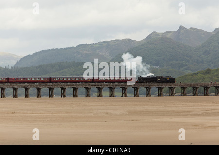 LMS 4-6-0 Numéro de la locomotive noire 5 44871 tirant le Cambrien', 'la traversée de l'estuaire de Mawdach sur pont, au nord du Pays de Galles Banque D'Images