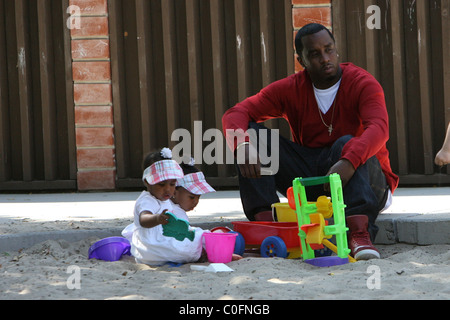 Sean 'P. Diddy' Combs joue avec ses filles jumelles d'Lila Star Combs et Jessie James Combs à Coldwater Park Los Angeles, USA Banque D'Images