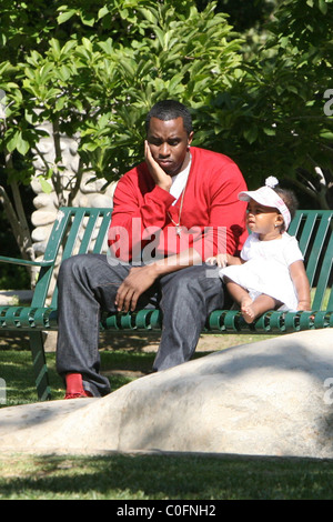 Sean 'P. Diddy' Combs joue avec ses filles jumelles d'Lila Star Combs et Jessie James Combs à Coldwater Park Los Angeles, USA Banque D'Images