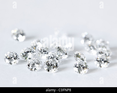 Diamants taille brillant,.sur fond blanc. Banque D'Images