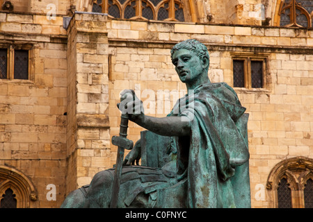 Statue de Constantin le Grand, à l'extérieur de la cathédrale de York.York, Yorkshire, Angleterre, Royaume-Uni Banque D'Images
