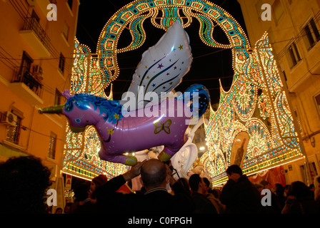 Literato Azorin Falla décorations la foudre pendant Las Falles célébration traditionnelle qui a eu lieu en commémoration de Saint Joseph dans la ville de Valence, Espagne Banque D'Images