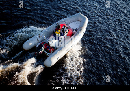 Vue aérienne de l'homme conduisant Brig bateau gonflable rigide / skiff ( RHIB , RIB ) , Finlande Banque D'Images