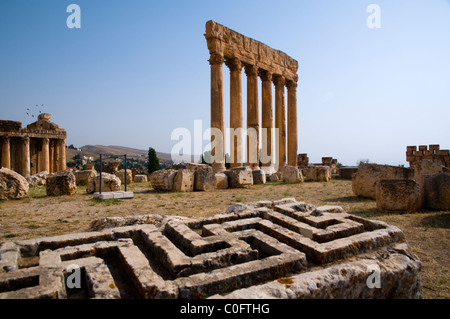 Croix croix gammée sculptée dans une pierre et le Temple de Jupiter, de Baalbek, UNESCO World Heritage Site. La vallée de la Bekaa. Le Liban. Banque D'Images