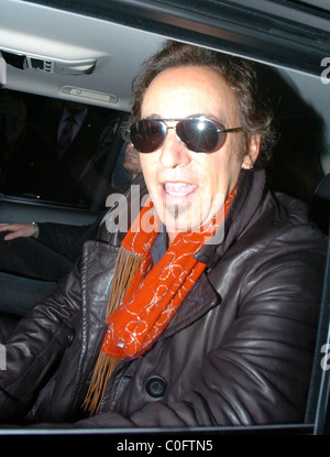 Bruce Springsteen quitter l'Hôtel Claridge's à Mayfair et part vers l'Emirates Stadium pour son concert à Londres, Angleterre - Banque D'Images