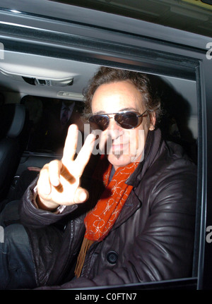 Bruce Springsteen quitter l'Hôtel Claridge's à Mayfair et part vers l'Emirates Stadium pour son concert à Londres, Angleterre - Banque D'Images