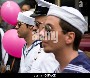 Hommes habillés en marins lors d'une Gay Pride Parade au centre-ville de Reykjavik, Islande. Banque D'Images