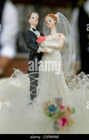 Dolls sur gâteau de mariage Banque D'Images