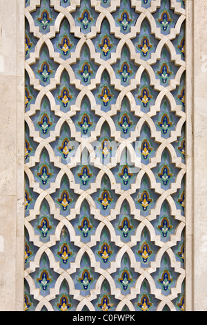 L'arabe sur les murs de la grande mosquée Hassan II à Casablanca Banque D'Images