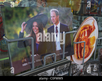 Cartes postales de S.A.R. le Prince William et sa fiancée, Miss Catherine Middleton, en vente sur une boutique touristique dans la région de Notting Hill, Londres. Banque D'Images