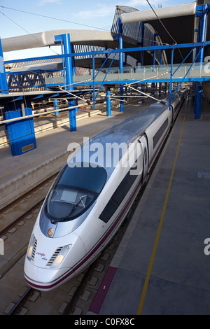 Train à grande vitesse AVE à LLeida. Banque D'Images