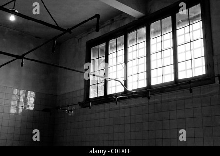 Salle de douche au Fort Breendonk, un ancien camp de concentration Nazi en Belgique. Banque D'Images