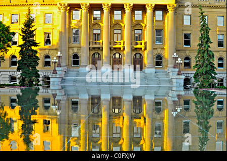 Vue avant de l'édifice législatif avec un reflet dans la fontaine. Banque D'Images