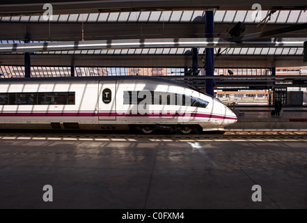 Train à grande vitesse AVE à LLeida. Banque D'Images