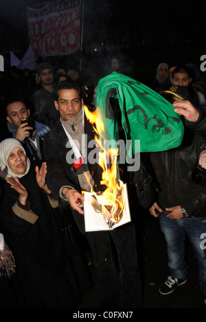 Les manifestants ont mis le feu à des copies du livre vert de la Jamahiriya et drapeaux verts à une manifestation à Londres Banque D'Images