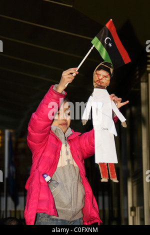 Les jeunes filles contient jusqu'ans effigie de Kadhafi devant l'ambassade américaine à Londres Banque D'Images