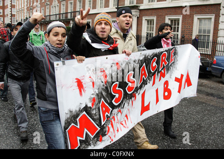 Les manifestants libyens mars à l'ambassade américaine à Londres Banque D'Images