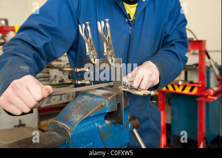 L'apprentissage des adultes les compétences de travail des métaux à un collège d'éducation, UK Banque D'Images